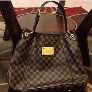 Cute lv bag in good condition like brand new
