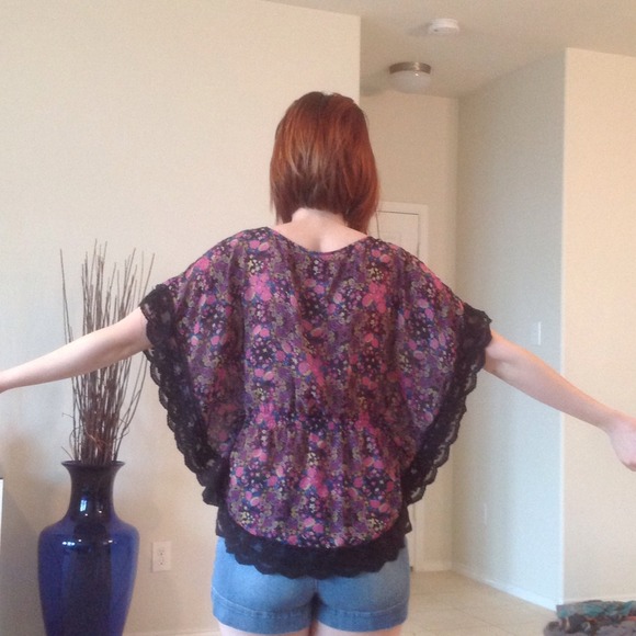 Beautiful floral blouse - Picture 2 of 2