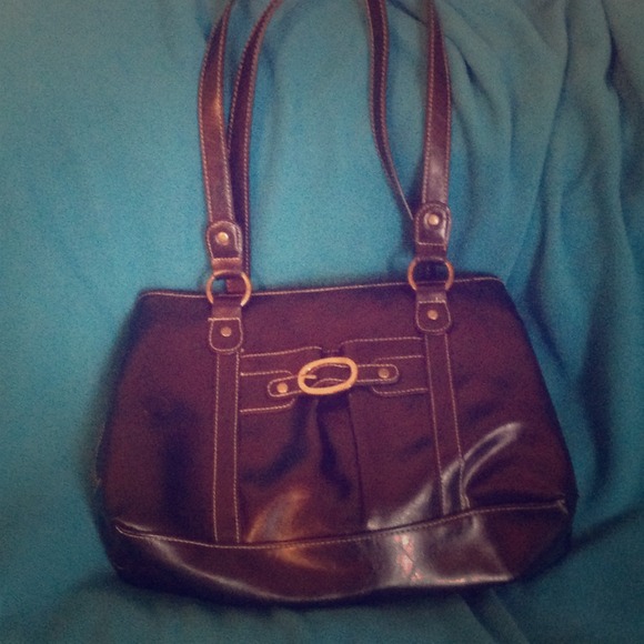 Black buckled purse - Picture 1 of 3