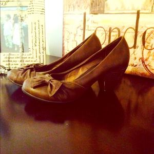 Super cute brown heels!