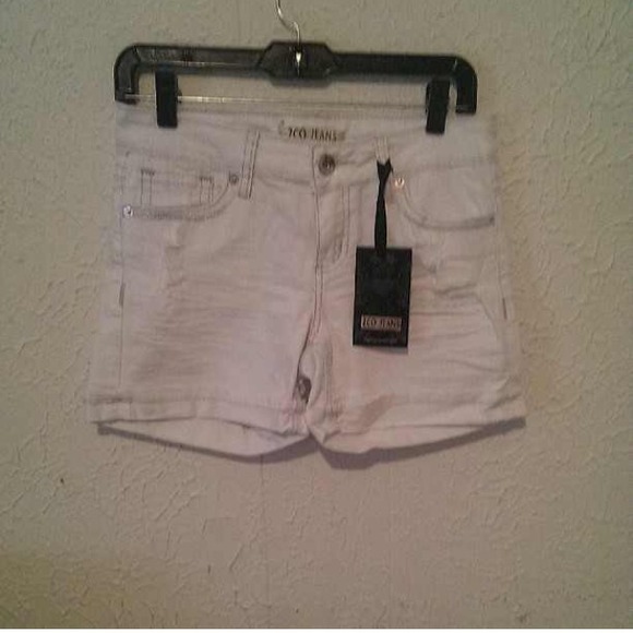 White shorts/capri