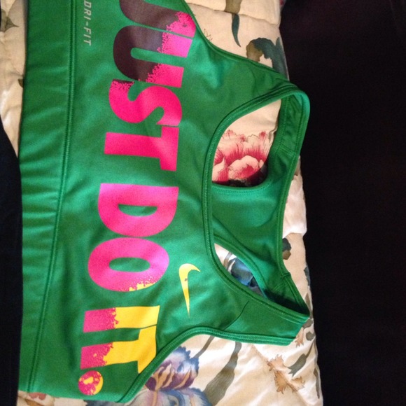 Nike sports bra nwot