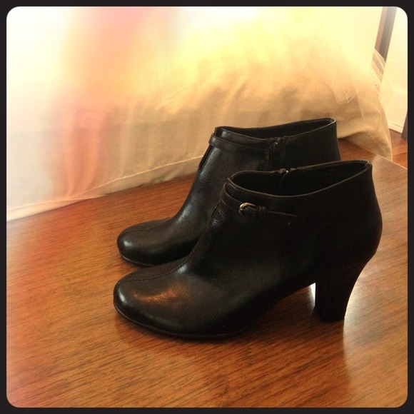Aerosoles Black Leather Side-Zip Ankle Boots