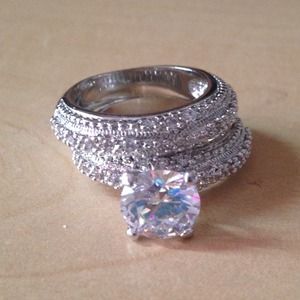Beautiful simulated diamond ring! 3 carats!!!!