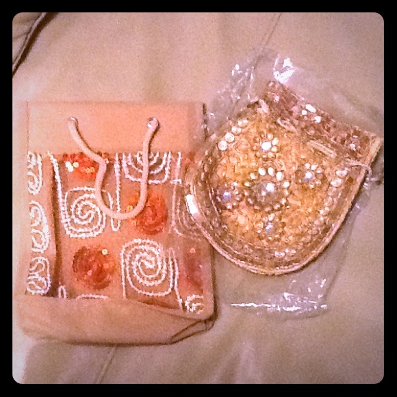 *SALE* Beautiful pochette in beige or maroon!