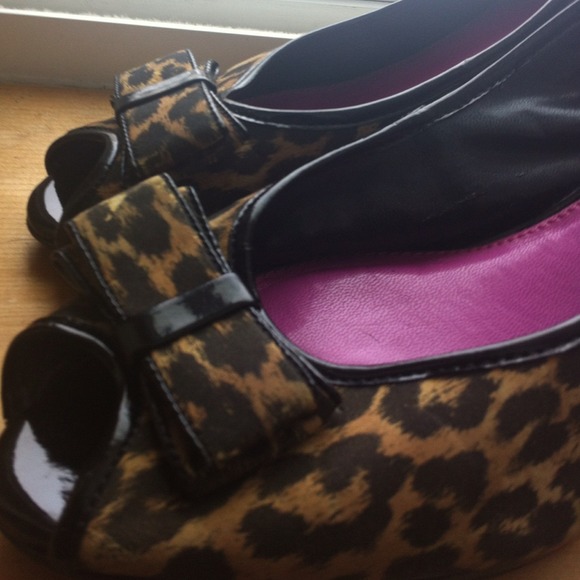 Pin Up Girl Peep Toe Leopard Print Pumps - Picture 2 of 4