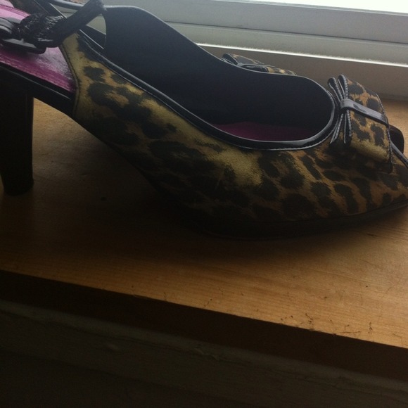 Pin Up Girl Peep Toe Leopard Print Pumps - Picture 3 of 4