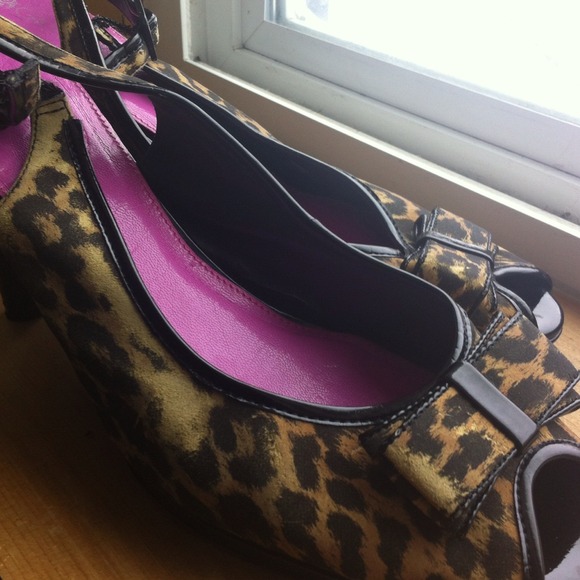 Pin Up Girl Peep Toe Leopard Print Pumps - Picture 4 of 4