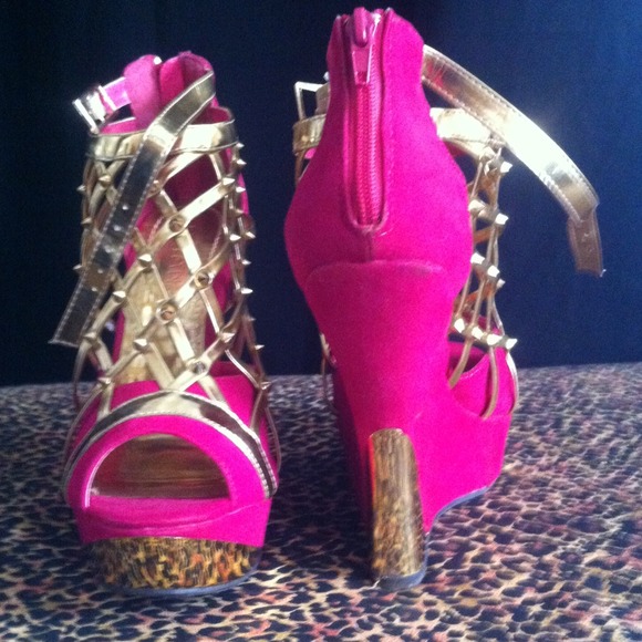 SOLD 💢 Pink & Gold Sexy Studs Wedges 💢