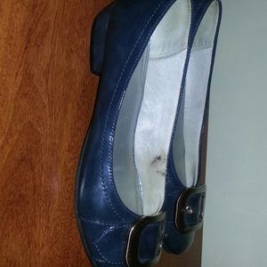 Cutest navy blue pattn leather flats cushion insid