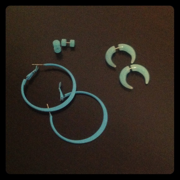 Blue earring set - Picture 1 of 1