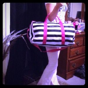 🔻REDUCED🔻VS Duffle Bag 💜