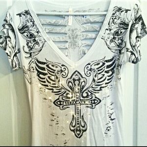 ✳ Shredded Back T-shirt w/ Cool Design ✳️