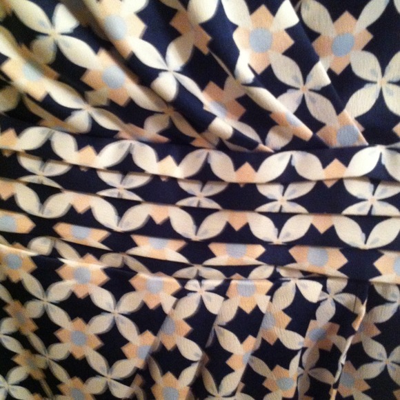 Beautiful knee-length dress - Picture 2 of 2