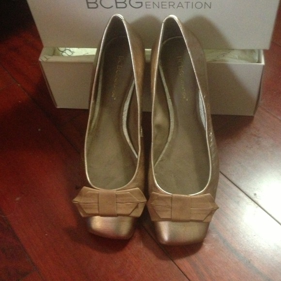 BCBG flat shoes