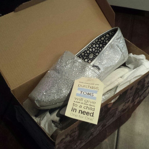 Silver glitter toms 8.5 NWT