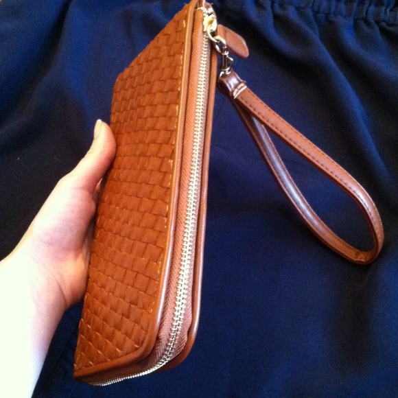 Adorable brown faux-leather clutch - Picture 2 of 4