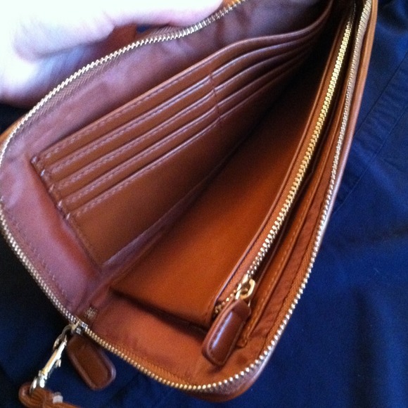 Adorable brown faux-leather clutch - Picture 3 of 4
