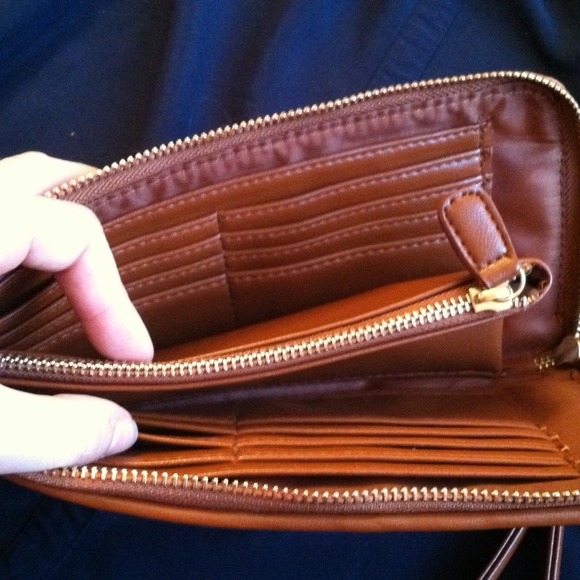 Adorable brown faux-leather clutch - Picture 4 of 4