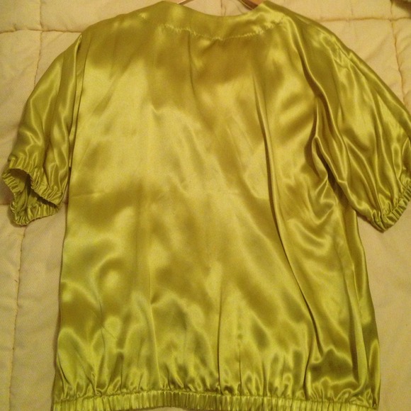 Beautiful chartreuse blouse - Picture 3 of 3