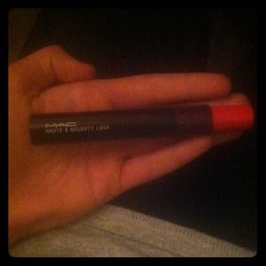 MAC haute and naughty lash plush black