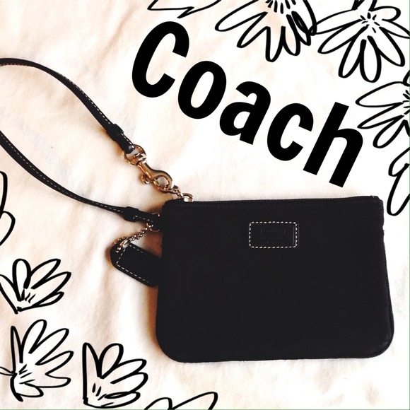 ⬇️3/22 Black Coach Wristlet