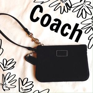⬇️3/22 Black Coach Wristlet