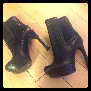 Black Guess ankle boots NWOT