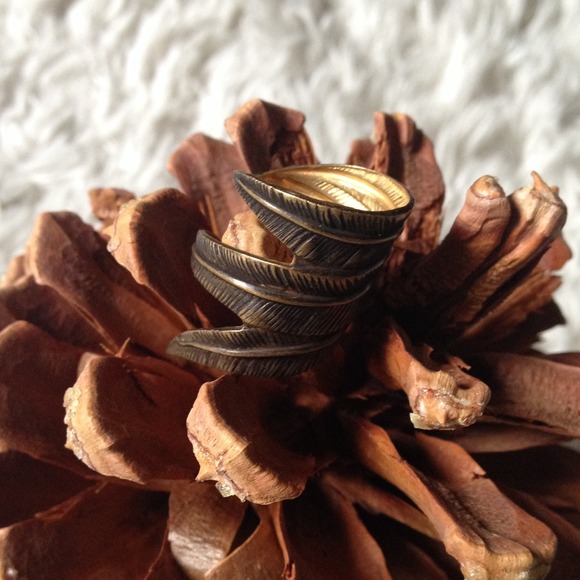 Sold in bundle ✨🎉HP🎉 Wrap Around Feather Ring