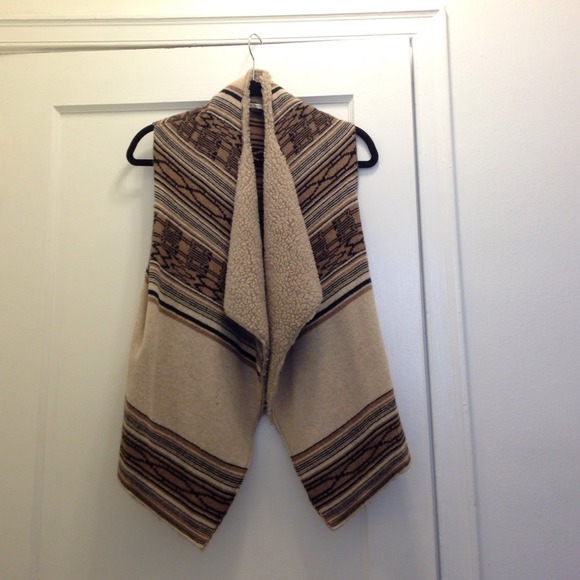 Cynthia Vincent Jackets & Blazers - Cynthia Vincent sleeveless Aztec vest