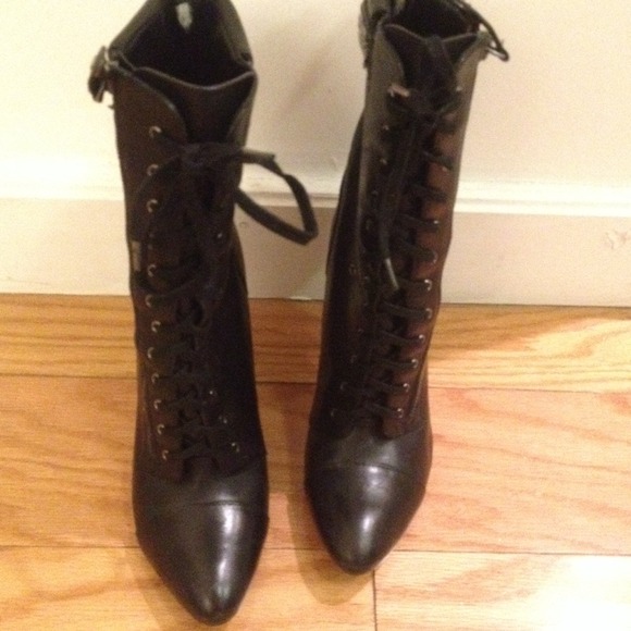 Like new pair of black Guess Boots - Picture 2 of 4