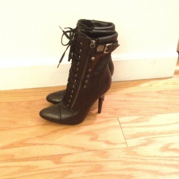 Like new pair of black Guess Boots - Picture 3 of 4