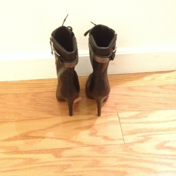 Like new pair of black Guess Boots - Picture 4 of 4
