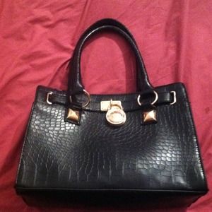 Medium sized black handbag !!