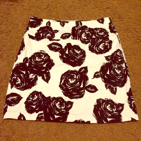 Back/white floral print skirt.