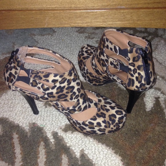 Shoes - Picture 1 of 4