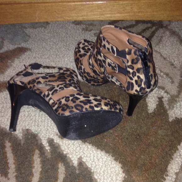 Shoes - Picture 2 of 4