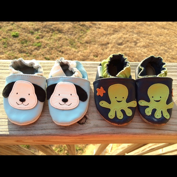 Robeez 0-6 month soft soled leather shoes. EUC