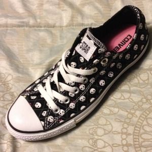 skull print converse