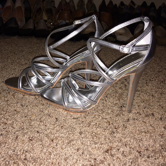🚫SOLD🚫 NWOT Silver strapy sandals
