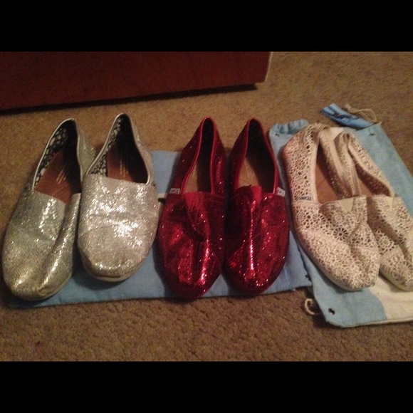 Sliver red are 8 cream are size 7.5