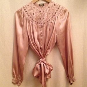100% SILK. Lovely vintage blouse.