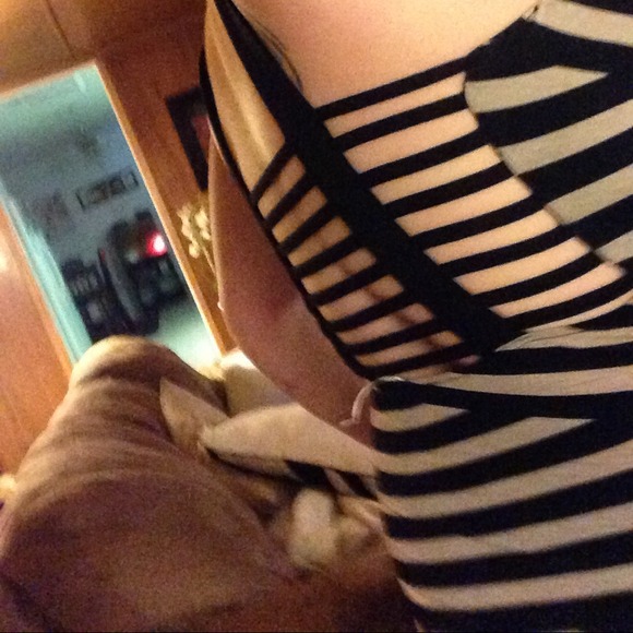 Striped / cut out top - Picture 2 of 4