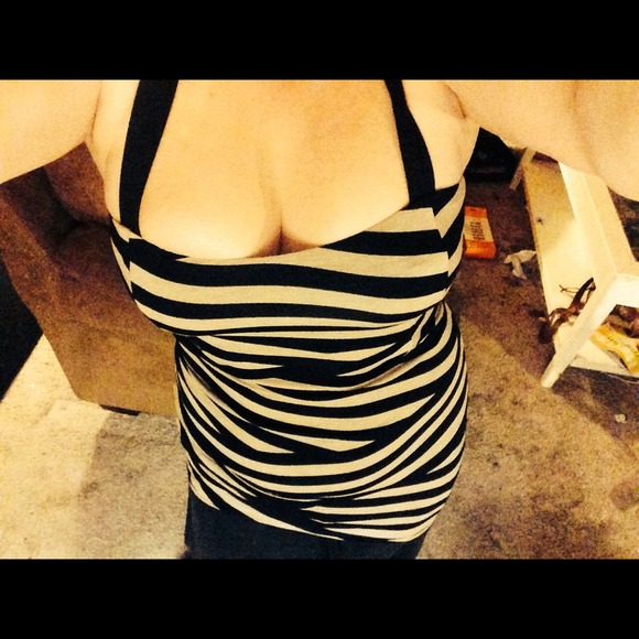 Striped / cut out top - Picture 3 of 4