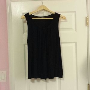 💙 Black top with knotted detail