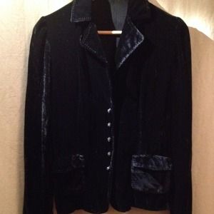 Black Elie Tahari crushed velvet blazer.