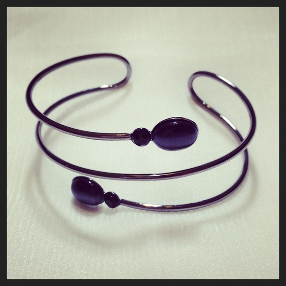 Black wire bracelet with shimmering black stones