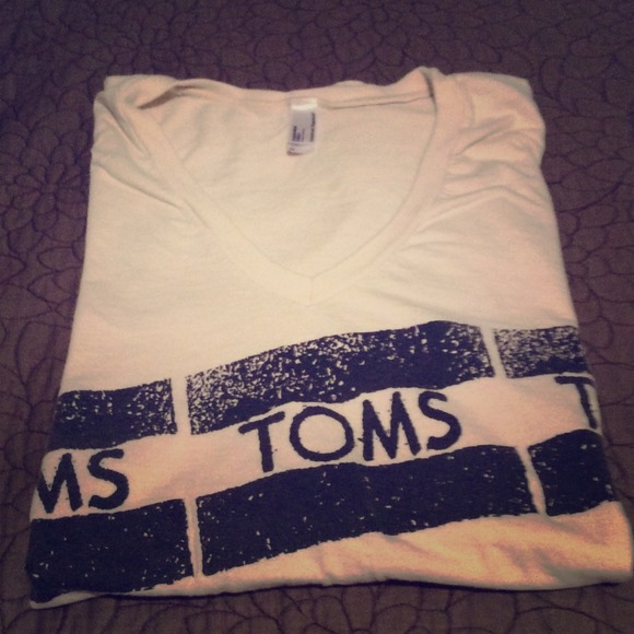 White TOMS V-Neck t-shirt!!!