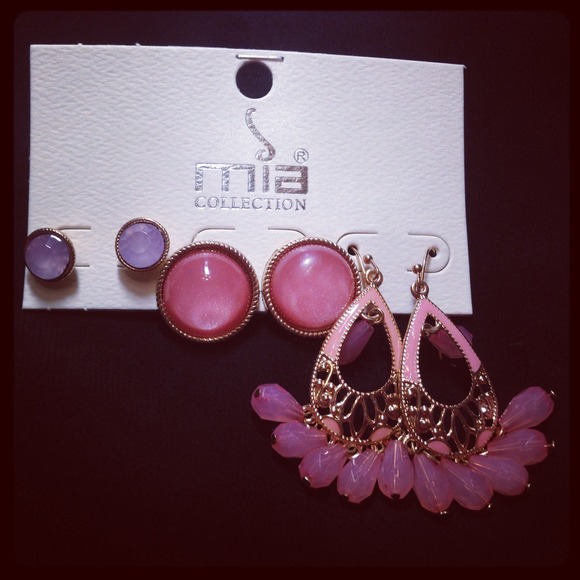 Set of 3 ear in coral color. studs & chandelier.