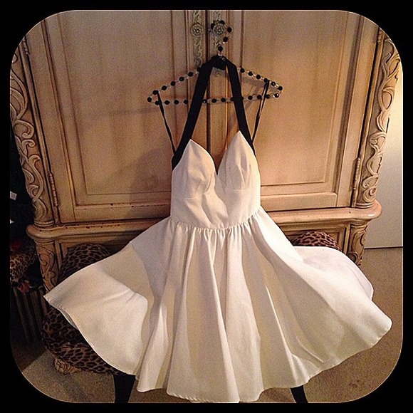 Marilyn Monroe inspired backless dress full skirt - Picture 2 of 4